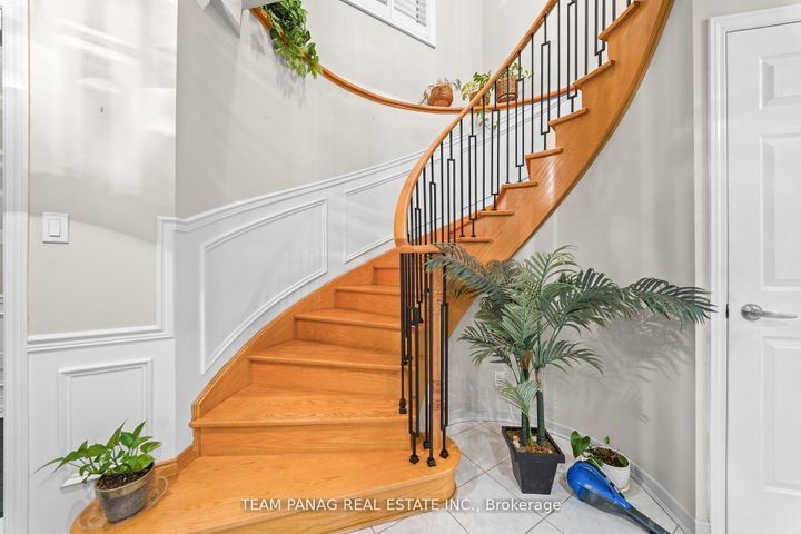 Photo 17 at 52 Pacific Wind Crescent, Wellington, Brampton