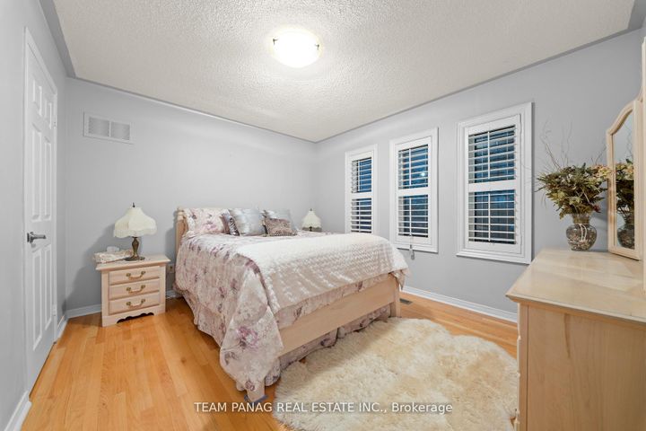 Photo 23 at 52 Pacific Wind Crescent, Wellington, Brampton