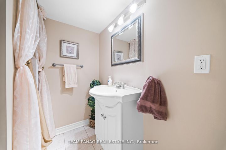 Photo 36 at 52 Pacific Wind Crescent, Wellington, Brampton