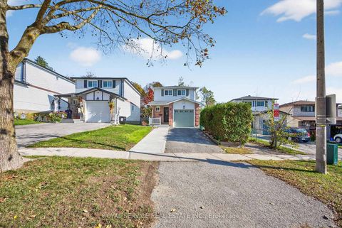 Photo 2 at 41 Hemingway Crescent, Letitia Heights, Barrie