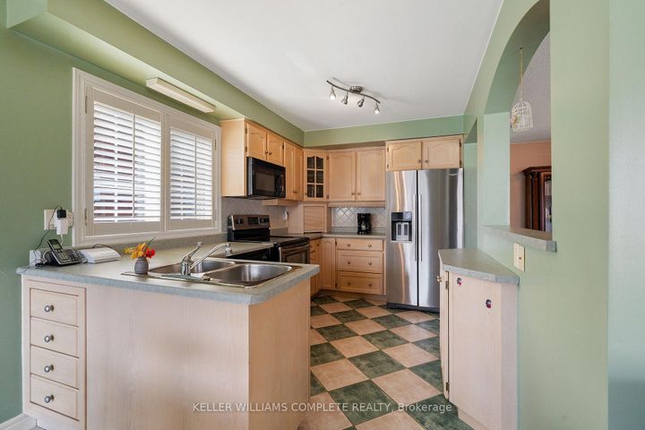 Photo 12 at 10 - 85 Edgewater Drive, Lakeshore, Hamilton