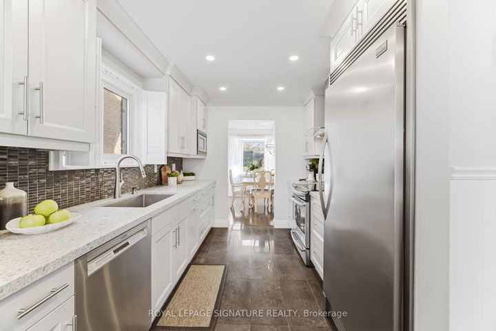 Photo 5 at 48 Evalene Court, Heart Lake West, Brampton