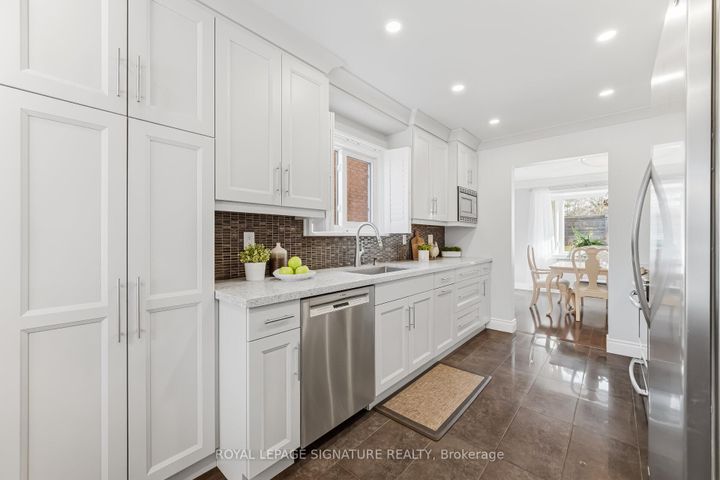 Photo 6 at 48 Evalene Court, Heart Lake West, Brampton