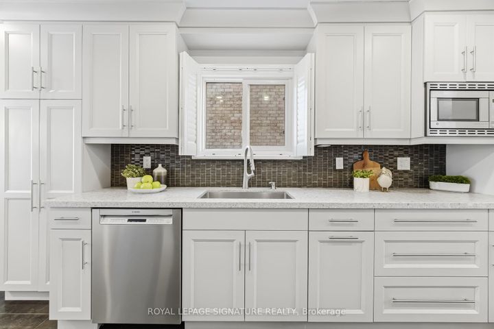 Photo 11 at 48 Evalene Court, Heart Lake West, Brampton