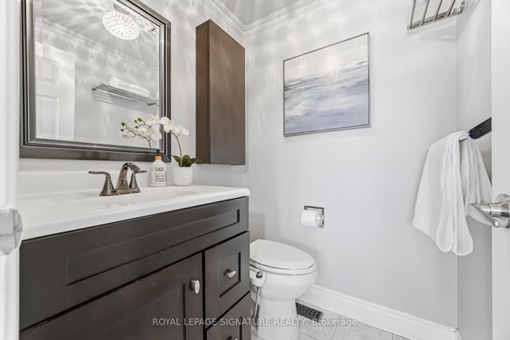 Photo 32 at 48 Evalene Court, Heart Lake West, Brampton