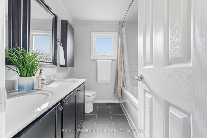 Photo 38 at 48 Evalene Court, Heart Lake West, Brampton