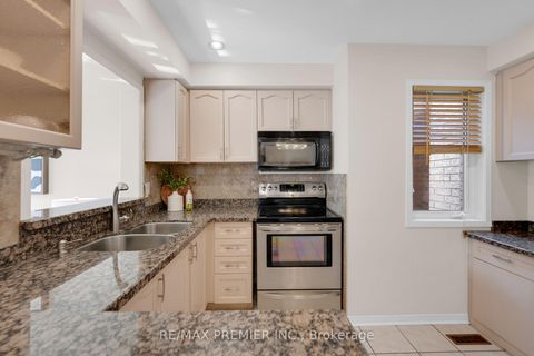 Photo 33 at 12 Yellowood Circle, Patterson, Vaughan