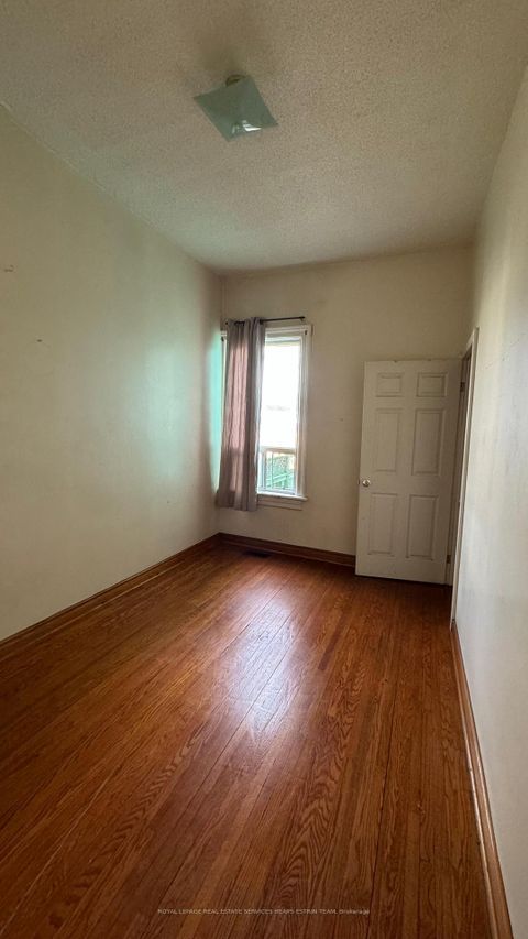 Photo 7 at 11 Foxley Street, Bellwoods, Toronto