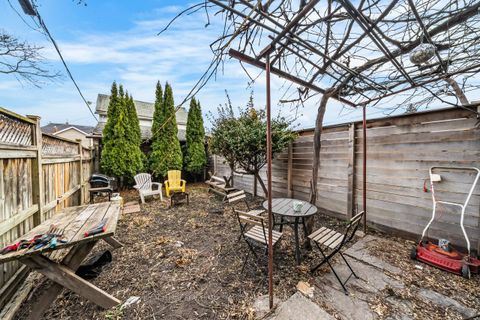 Photo 18 at 11 Foxley Street, Bellwoods, Toronto