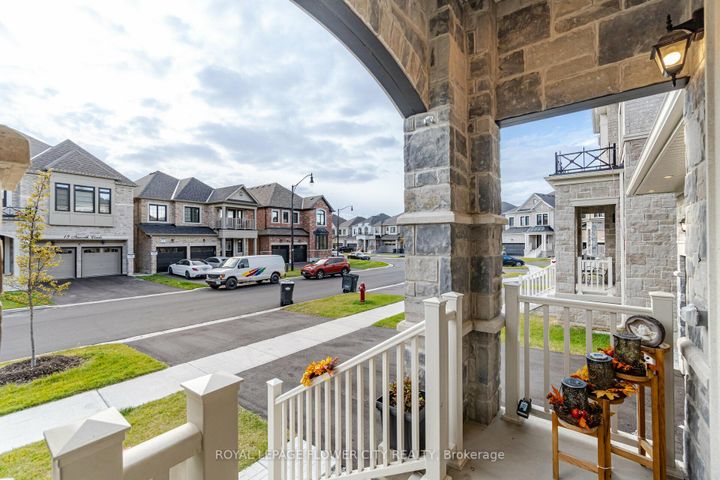 Photo 3 at 8 Ixworth Circle, Bram West, Brampton