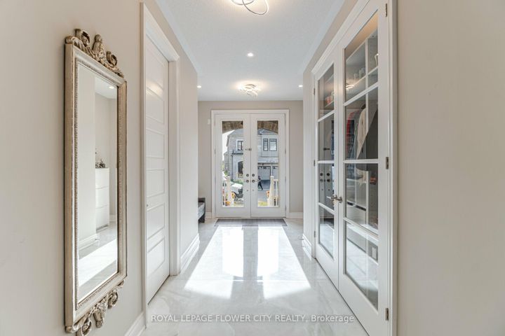 Photo 4 at 8 Ixworth Circle, Bram West, Brampton