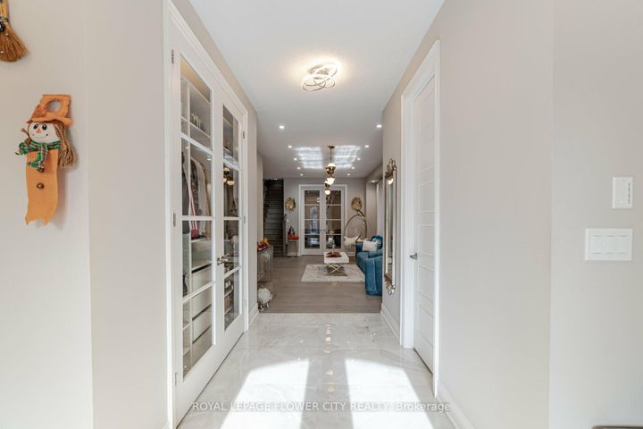 Photo 5 at 8 Ixworth Circle, Bram West, Brampton