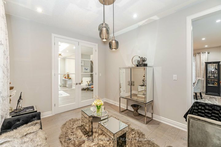 Photo 9 at 8 Ixworth Circle, Bram West, Brampton