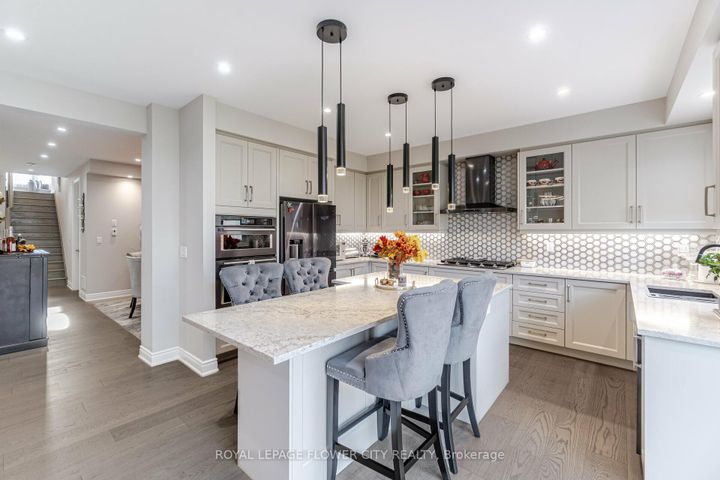 Photo 12 at 8 Ixworth Circle, Bram West, Brampton