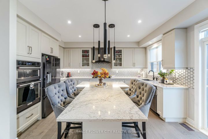 Photo 13 at 8 Ixworth Circle, Bram West, Brampton