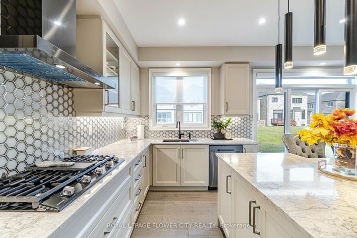 Photo 15 at 8 Ixworth Circle, Bram West, Brampton