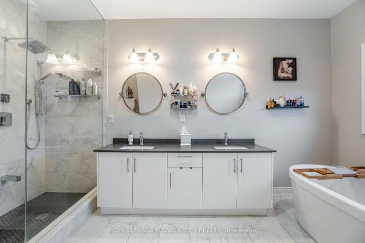 Photo 30 at 8 Ixworth Circle, Bram West, Brampton