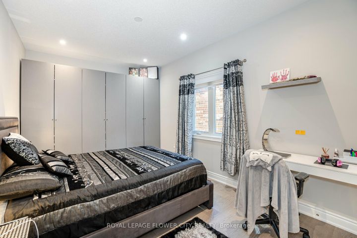 Photo 35 at 8 Ixworth Circle, Bram West, Brampton