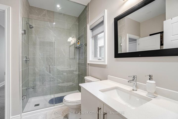 Photo 40 at 8 Ixworth Circle, Bram West, Brampton