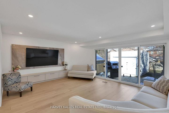 Photo 10 at 207 Sutherland Drive, Leaside, Toronto