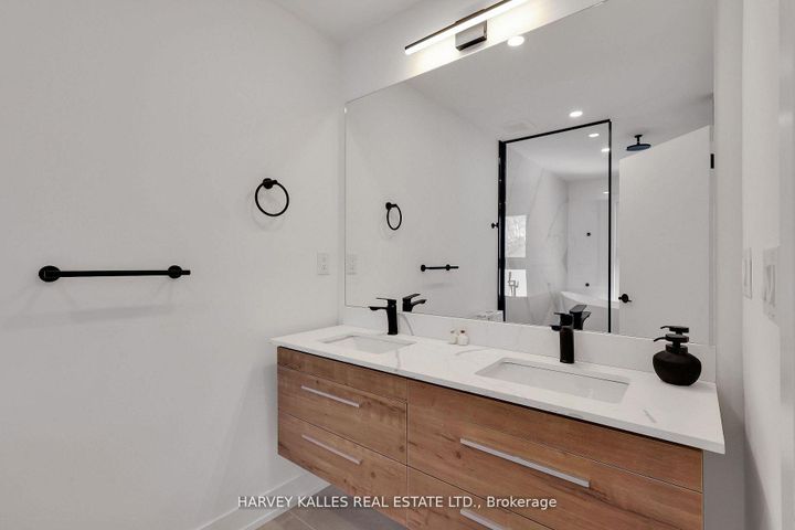 Photo 26 at 207 Sutherland Drive, Leaside, Toronto