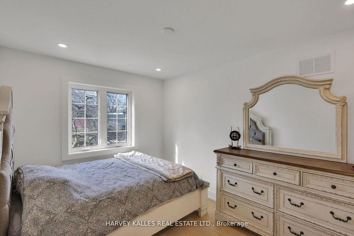 Photo 33 at 207 Sutherland Drive, Leaside, Toronto