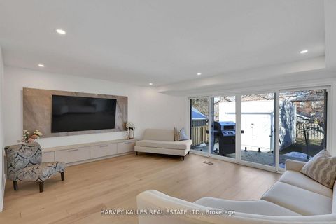 Photo 10 at 207 Sutherland Drive, Leaside, Toronto