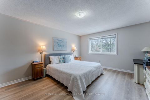 Photo 10 at 26 Kenwell Crescent, Holly, Barrie