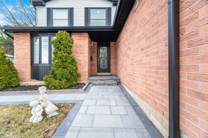 Photo 2 at 6101 Edenwood Drive, Meadowvale, Mississauga