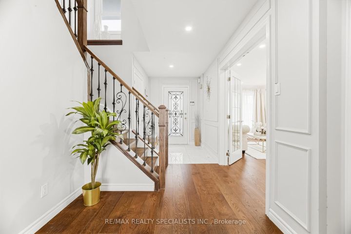 Photo 3 at 6101 Edenwood Drive, Meadowvale, Mississauga