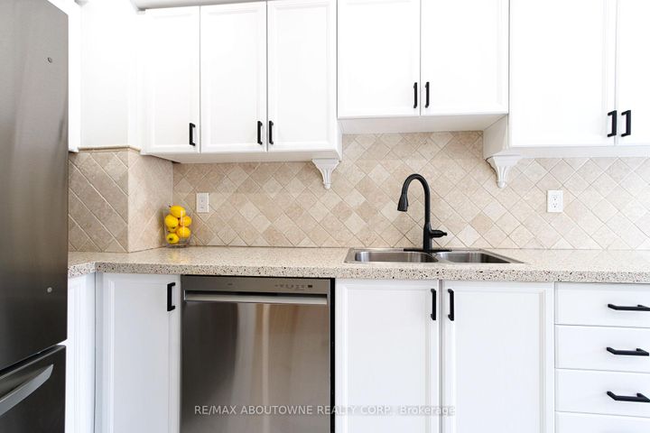 Photo 12 at 1114 Lindsay Drive, GA Glen Abbey, Oakville