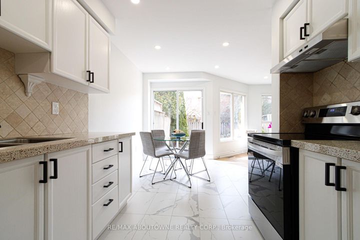 Photo 13 at 1114 Lindsay Drive, GA Glen Abbey, Oakville