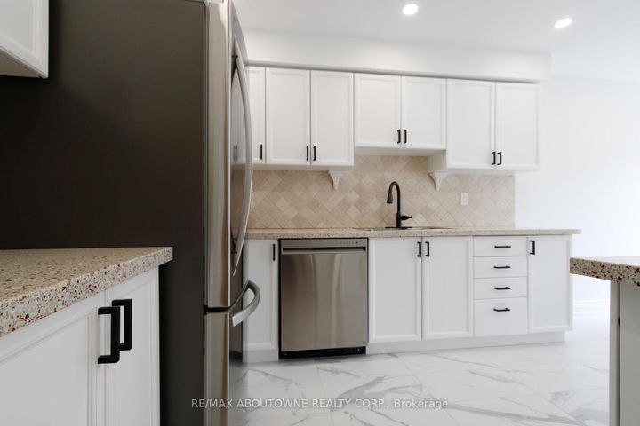 Photo 14 at 1114 Lindsay Drive, GA Glen Abbey, Oakville