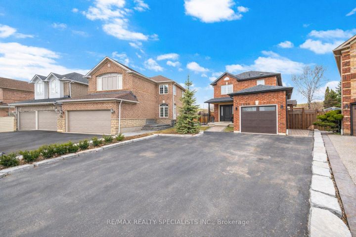 Photo 4 at 1169 Barnswallow Court, East Credit, Mississauga