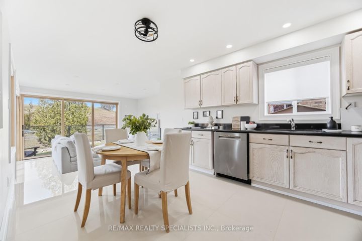 Photo 8 at 1169 Barnswallow Court, East Credit, Mississauga