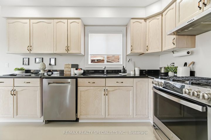 Photo 9 at 1169 Barnswallow Court, East Credit, Mississauga