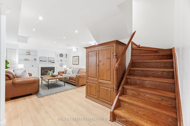 Photo 18 at 1169 Barnswallow Court, East Credit, Mississauga