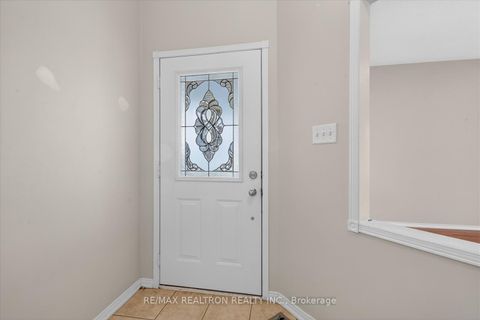 Photo 4 at 94 Bayberry Court, Brooklin, Whitby