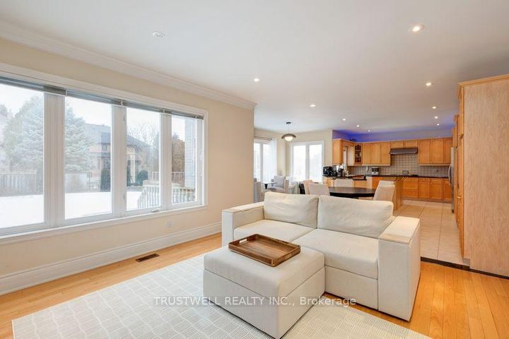 Photo 11 at 8 Ridgley Court, Bayview Hill, Richmond Hill