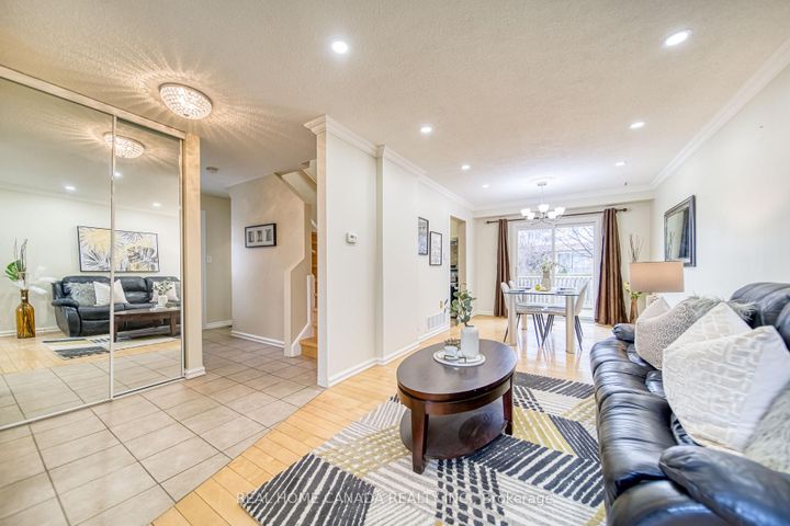 Photo 2 at 6051 Fullerton Crescent, Meadowvale, Mississauga