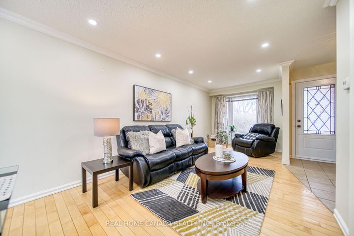 Photo 5 at 6051 Fullerton Crescent, Meadowvale, Mississauga