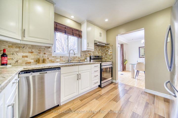 Photo 10 at 6051 Fullerton Crescent, Meadowvale, Mississauga