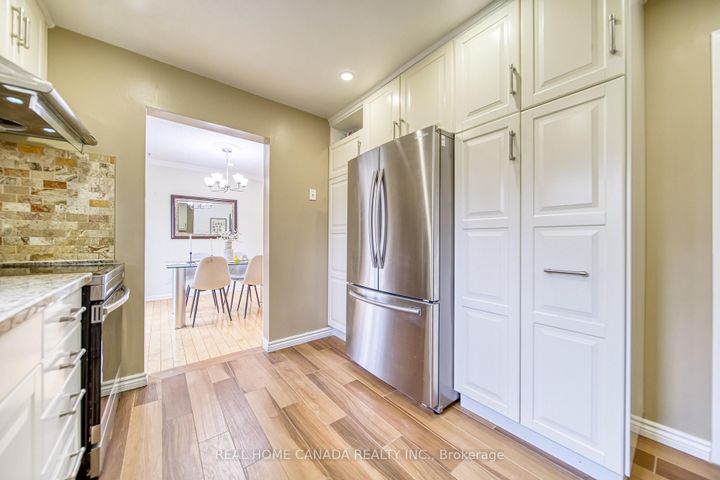 Photo 11 at 6051 Fullerton Crescent, Meadowvale, Mississauga