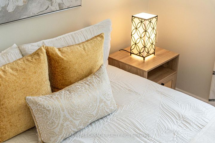 Photo 21 at 6051 Fullerton Crescent, Meadowvale, Mississauga