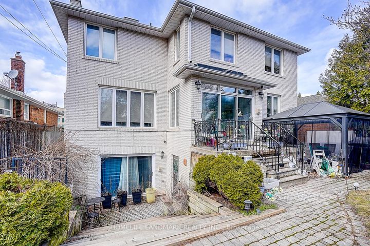 Photo 3 at 17 Averill Crescent, Newtonbrook East, Toronto