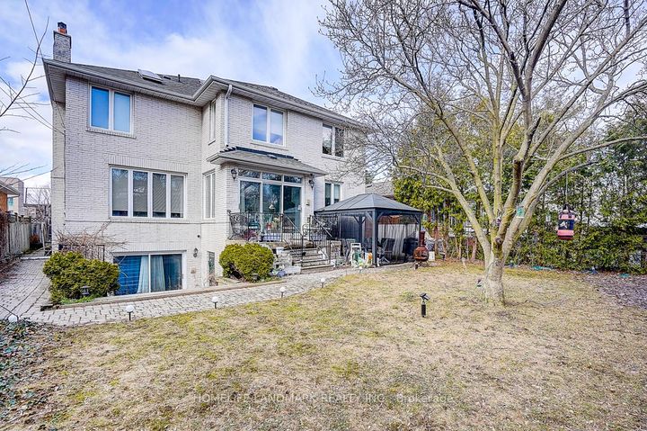 Photo 4 at 17 Averill Crescent, Newtonbrook East, Toronto