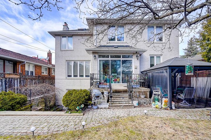 Photo 5 at 17 Averill Crescent, Newtonbrook East, Toronto