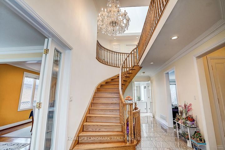 Photo 9 at 17 Averill Crescent, Newtonbrook East, Toronto