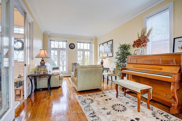 Photo 11 at 17 Averill Crescent, Newtonbrook East, Toronto