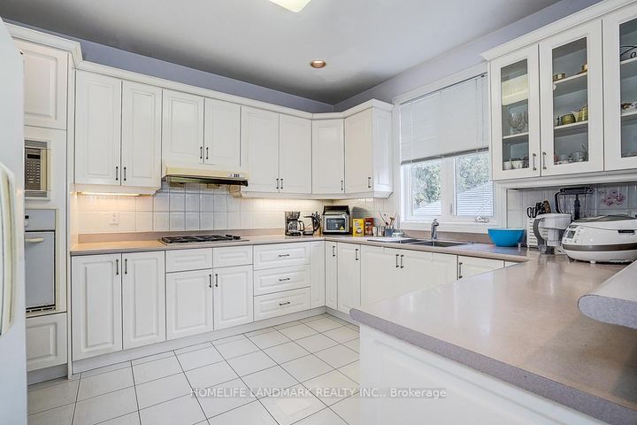 Photo 21 at 17 Averill Crescent, Newtonbrook East, Toronto